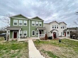 892 W Hughes St in Fayetteville, AR - Building Photo