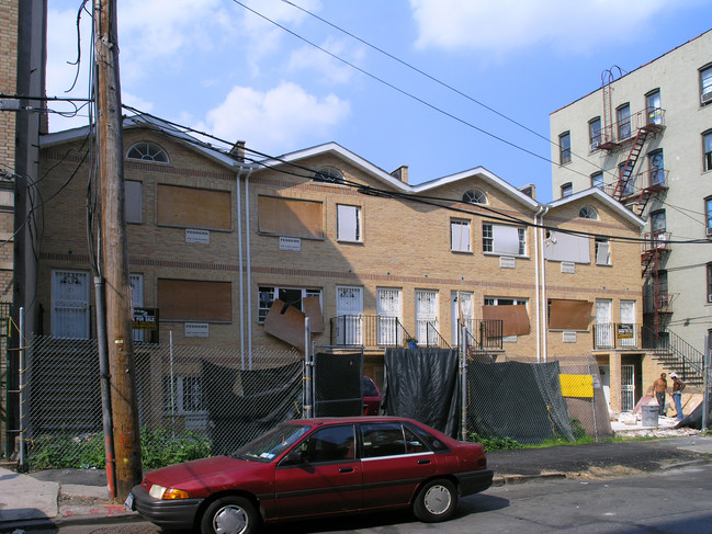 311 E 163rd St in Bronx, NY - Foto de edificio - Building Photo