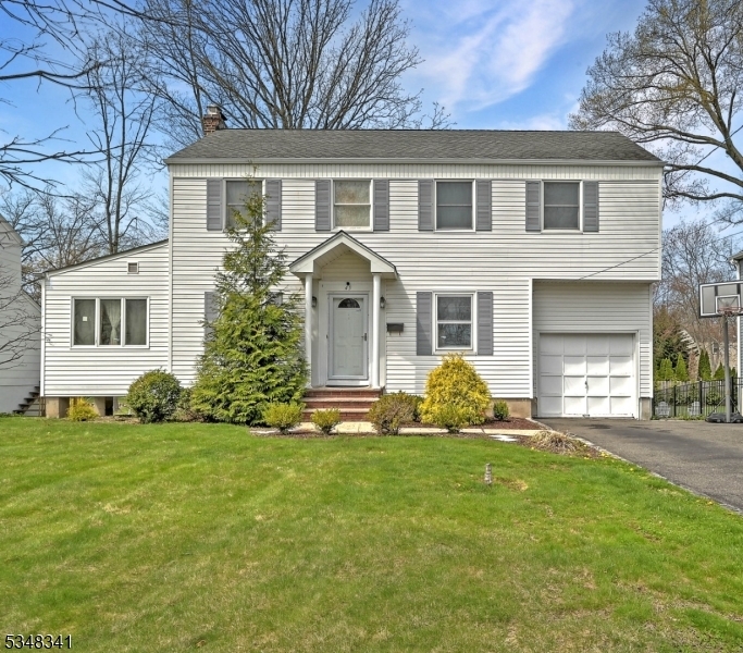 45 Winchester Rd in Livingston, NJ - Foto de edificio