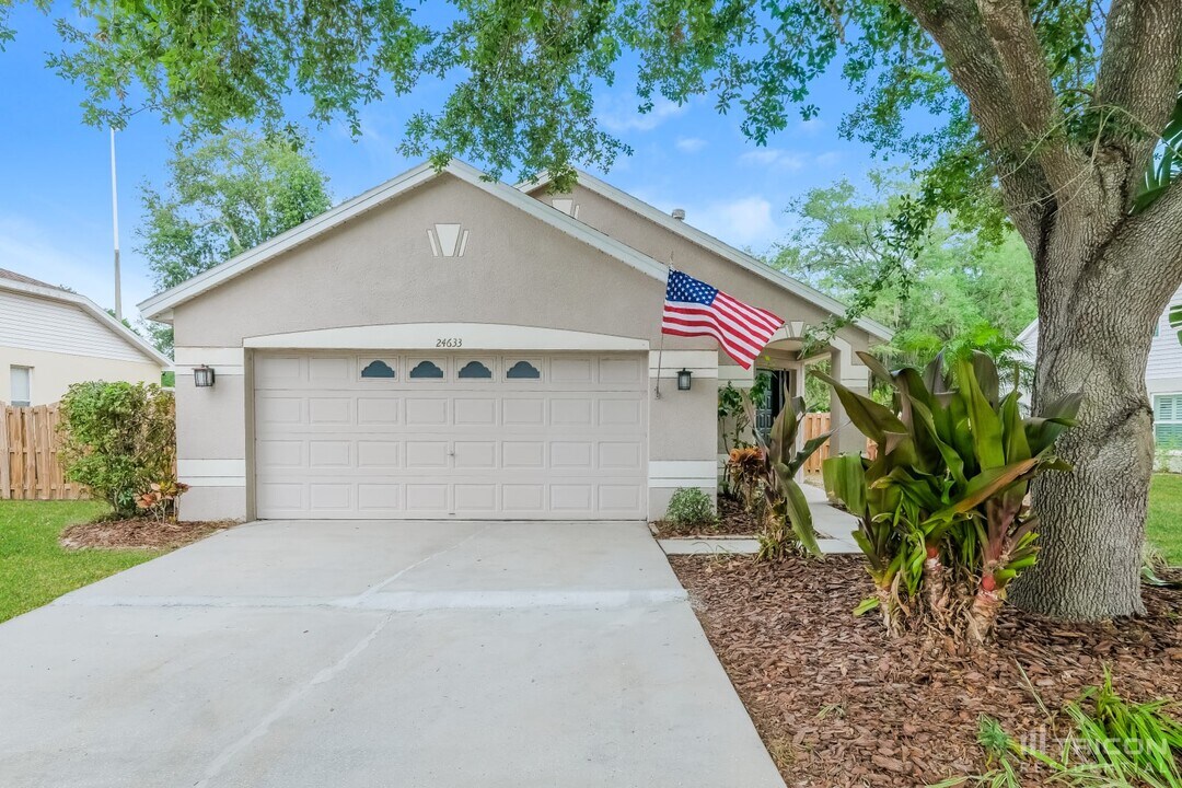 24633 Laurel Ridge Dr in Lutz, FL - Building Photo