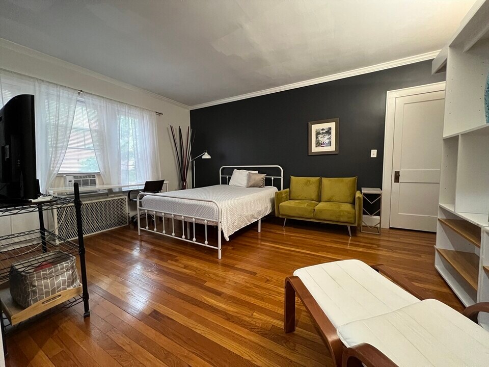 21 Bradlee Rd in Medford, MA - Building Photo