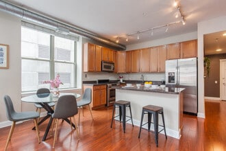 1001 W Madison St, Unit 214 in Chicago, IL - Foto de edificio - Building Photo