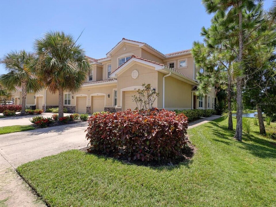 8219 Enclave Way in Sarasota, FL - Building Photo