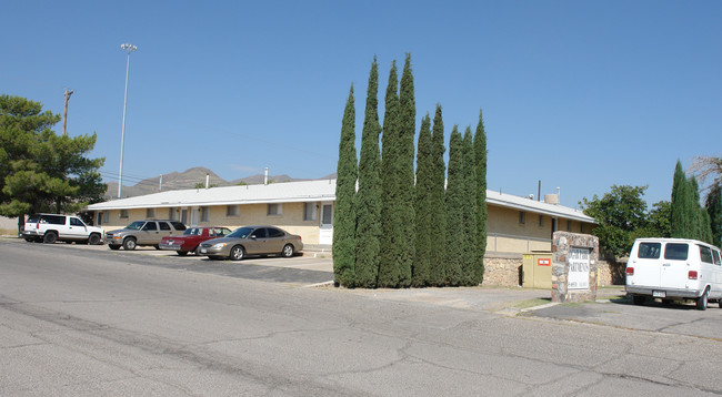 8400 N Gateway Blvd in El Paso, TX - Building Photo - Building Photo