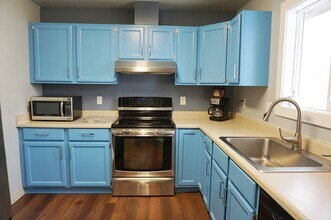 1020 Friendly Ln in Anchorage, AK - Building Photo - Building Photo