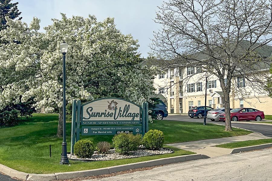 Sunrise Village Senior Apartments in South Milwaukee, WI - Foto de edificio