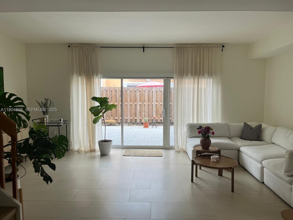 14305 SW 57th Ln in Miami, FL - Building Photo