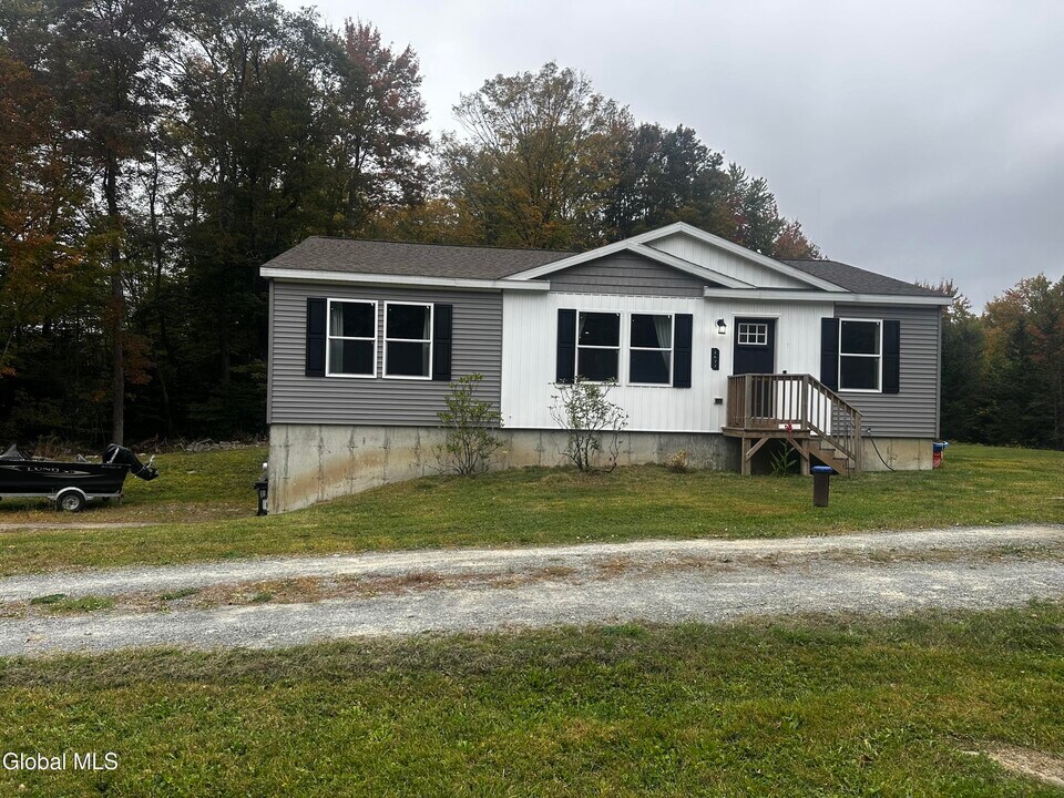 1477 Plank Rd in Petersburgh, NY - Building Photo