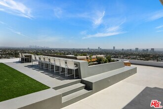 1100 Alta Loma Rd in West Hollywood, CA - Building Photo - Building Photo