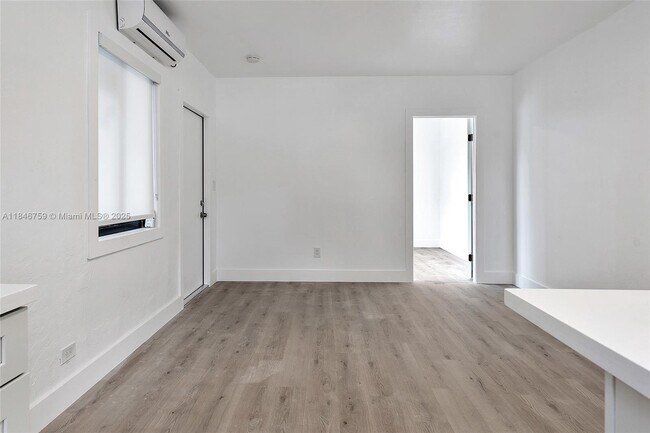 711 Beacom Blvd in Miami, FL - Building Photo - Building Photo