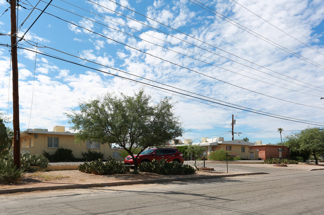 4142 E Fairmount St in Tucson, AZ - Foto de edificio - Building Photo