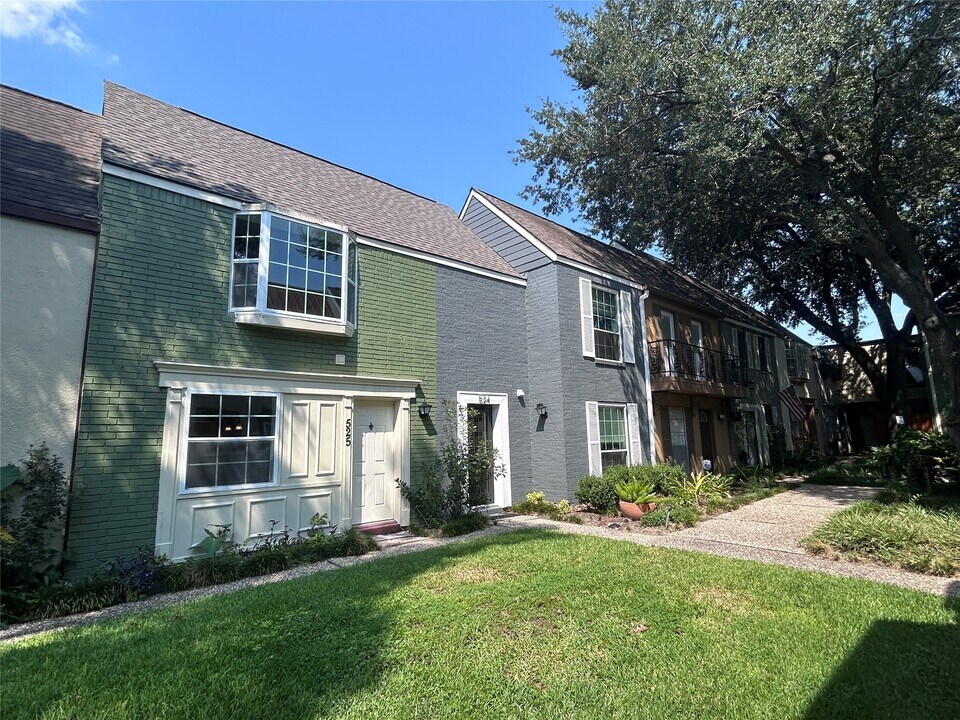 11550 Chimney Rock Rd in Houston, TX - Building Photo