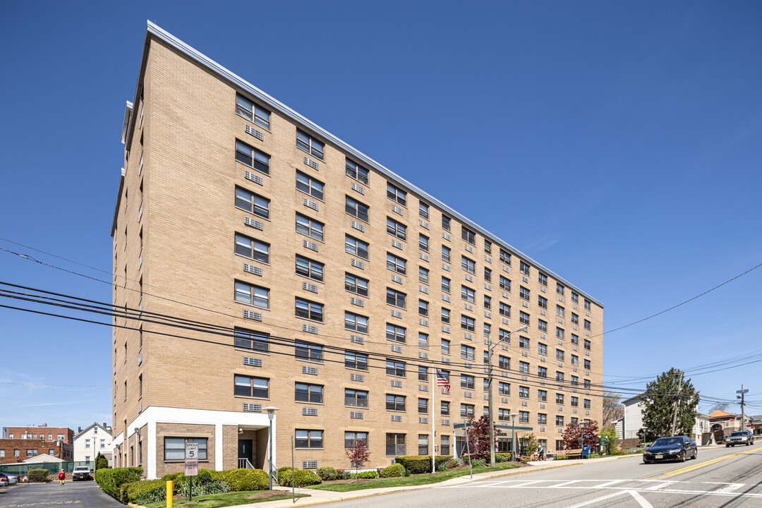 Boiling Springs Gardens in East Rutherford, NJ - Building Photo