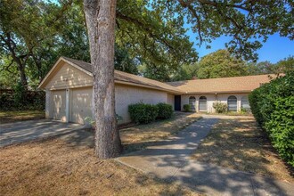 609 Melbourne Rd in Hurst, TX - Building Photo - Building Photo