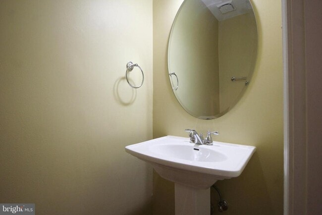 8072 Sleepy View Ln in Springfield, VA - Foto de edificio - Building Photo