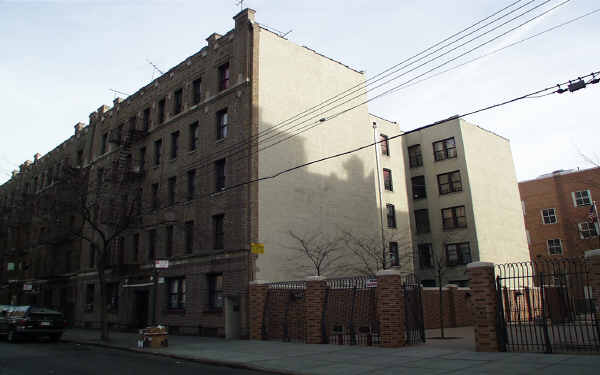 2720 Decatur Ave in Bronx, NY - Foto de edificio