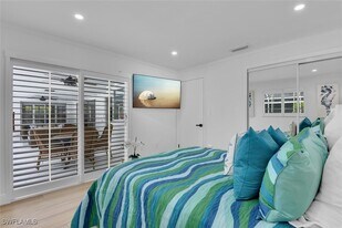 740 Park Shore Dr in Naples, FL - Building Photo