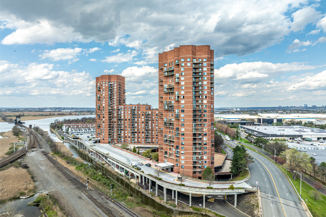 Harmon Cove Tower in Secaucus, NJ - Foto de edificio