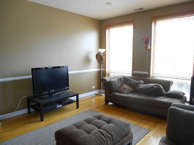 1537 N Fairfield Ave, Unit 2 in Chicago, IL - Building Photo - Building Photo