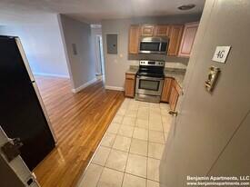 210 Babcock St, Unit 4G in Brookline, MA - Building Photo