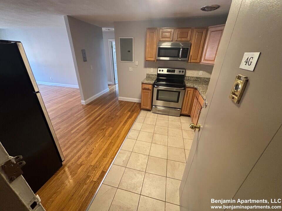 210 Babcock St, Unit 4G in Brookline, MA - Building Photo