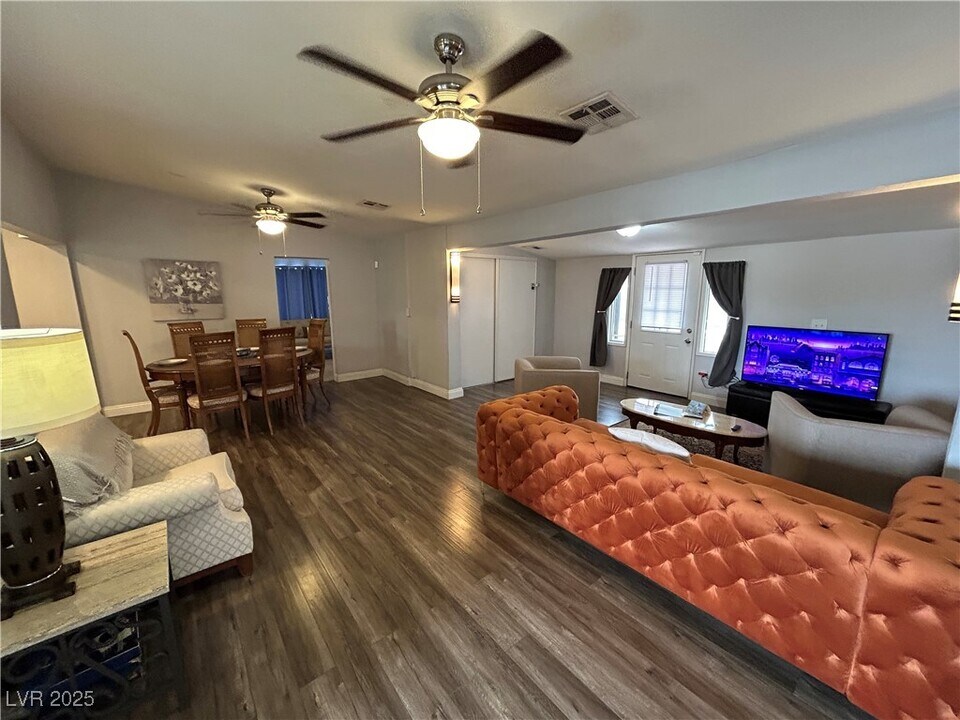 2020 Santa Paula Dr in Las Vegas, NV - Building Photo