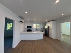 2280 S Barrington Ave, Unit 9 in Los Angeles, CA - Building Photo