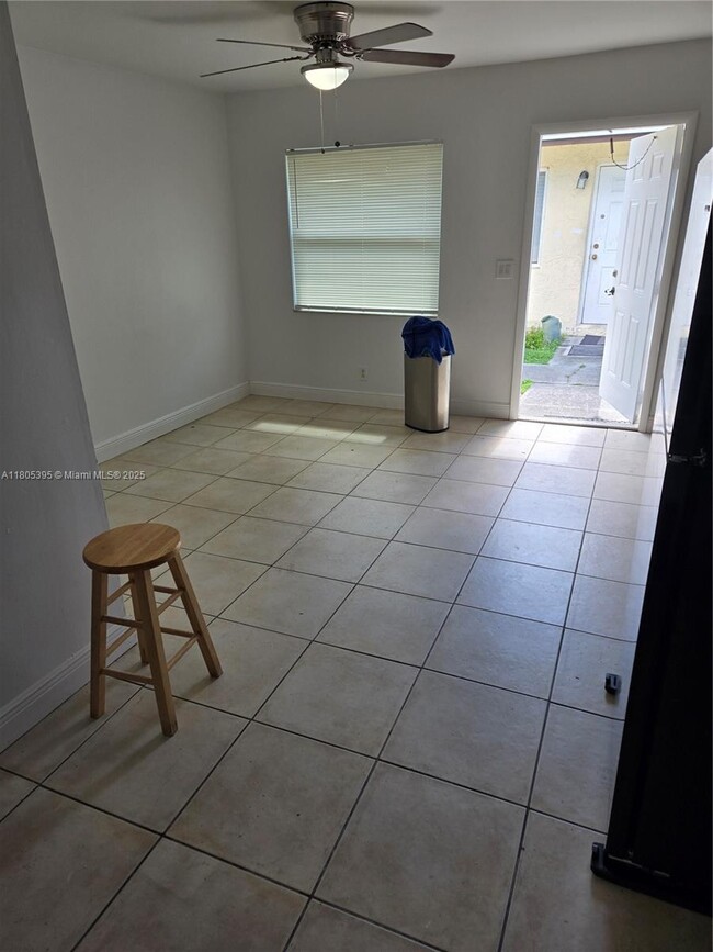 2450 Jackson St in Hollywood, FL - Foto de edificio - Building Photo