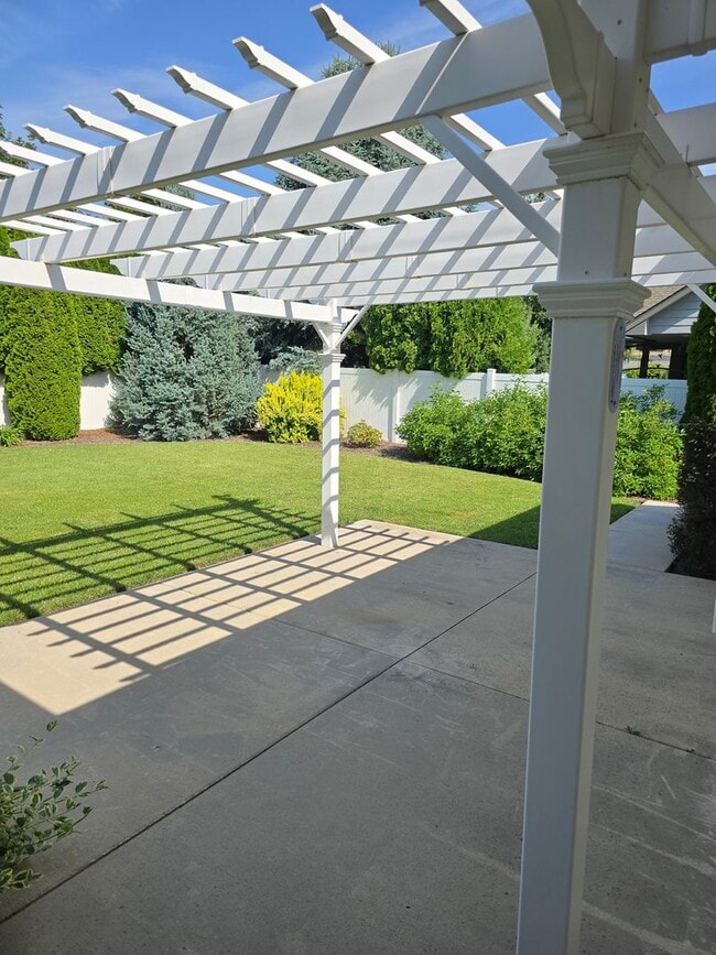 3253 W Magistrate Loop in Hayden, ID - Foto de edificio - Building Photo