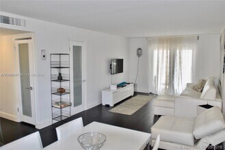 61 Collins Ave in Miami Beach, FL - Building Photo - Building Photo