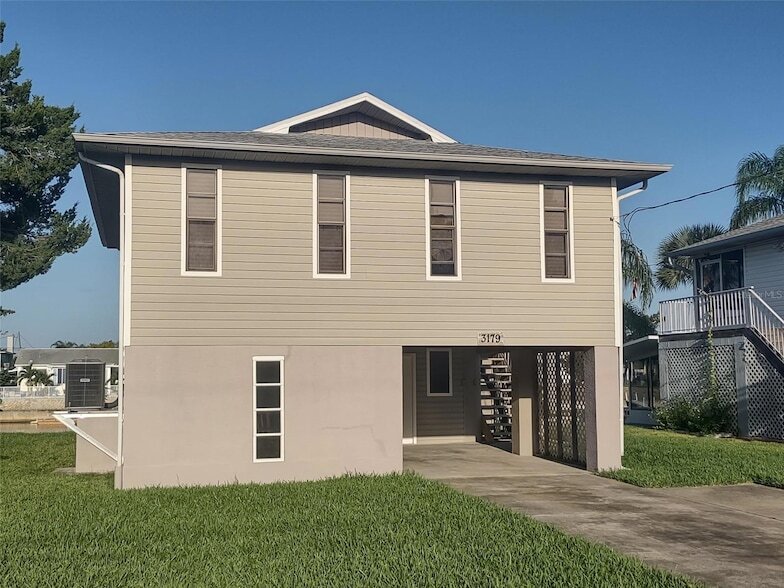 3179 Sea Grape Dr in Hernando Beach, FL - Foto de edificio