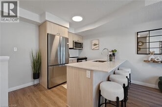 410 Northfield Dr W in Waterloo, ON - Building Photo - Building Photo