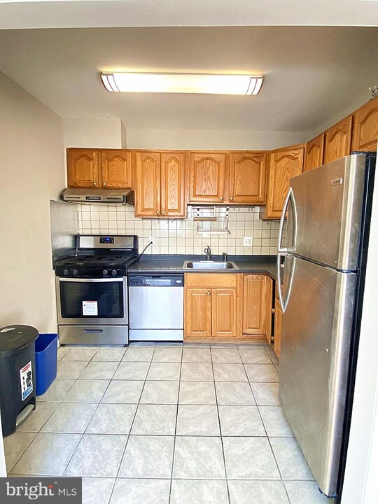 864 College Pkwy-Unit -201 in Rockville, MD - Building Photo