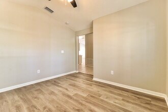 3304 Pin Oak Ln in Tampa, FL - Foto de edificio - Building Photo