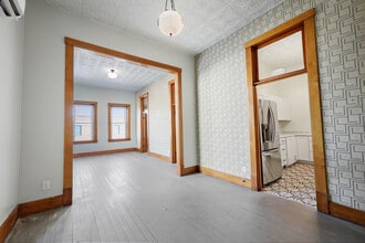 217 N Sibley Ave, Unit 1 in Litchfield, MN - Foto de edificio - Building Photo