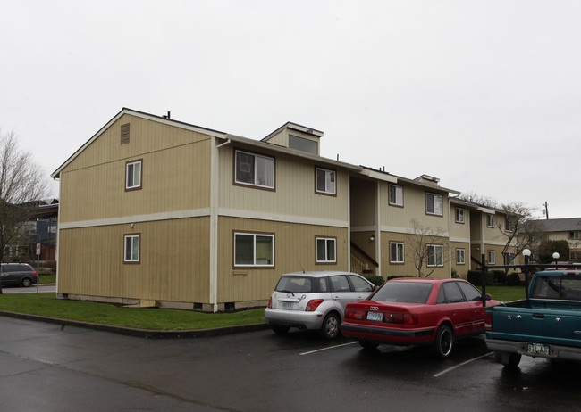 Deborah Court in Newberg, OR - Foto de edificio - Building Photo