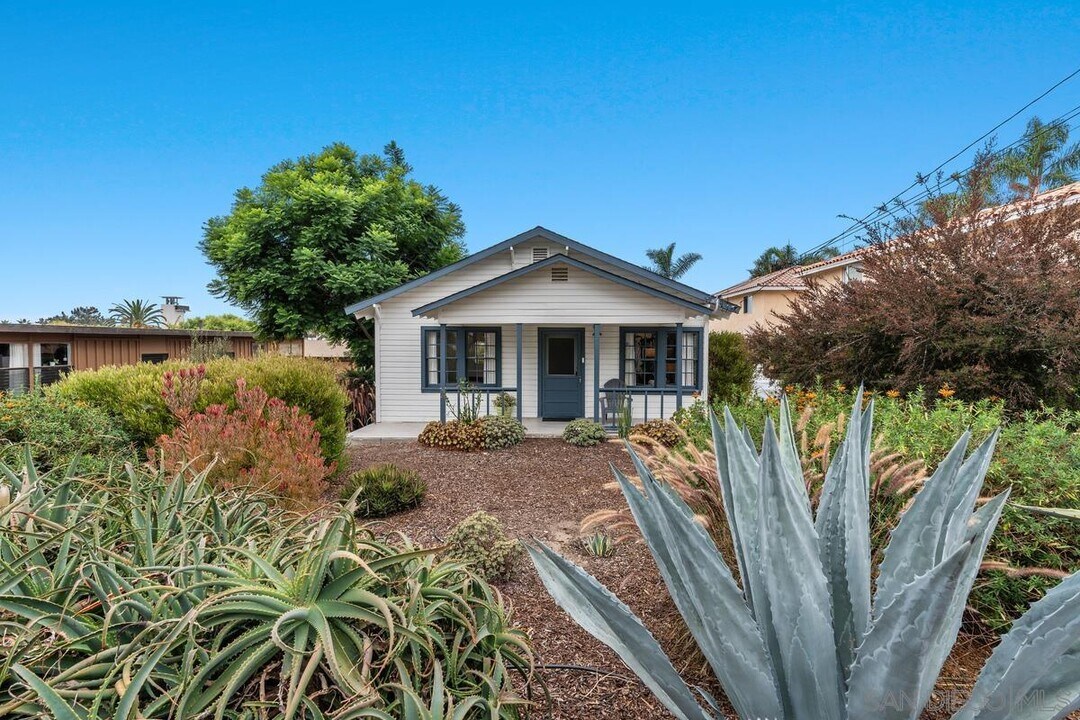 215 N Rios Ave in Solana Beach, CA - Building Photo