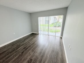 105 Benoist Farms Rd in West Palm Beach, FL - Building Photo - Building Photo