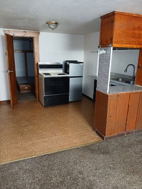 215 N 11th St in Miles City, MT - Building Photo