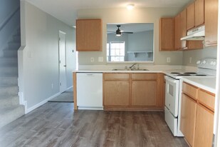 1996 W Brandymill Ln in Jacksonville, NC - Building Photo