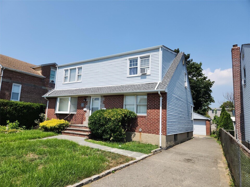 29 Lenox Ave in Westbury, NY - Building Photo