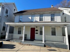 42 N Franklin St in Waynesboro, PA - Building Photo