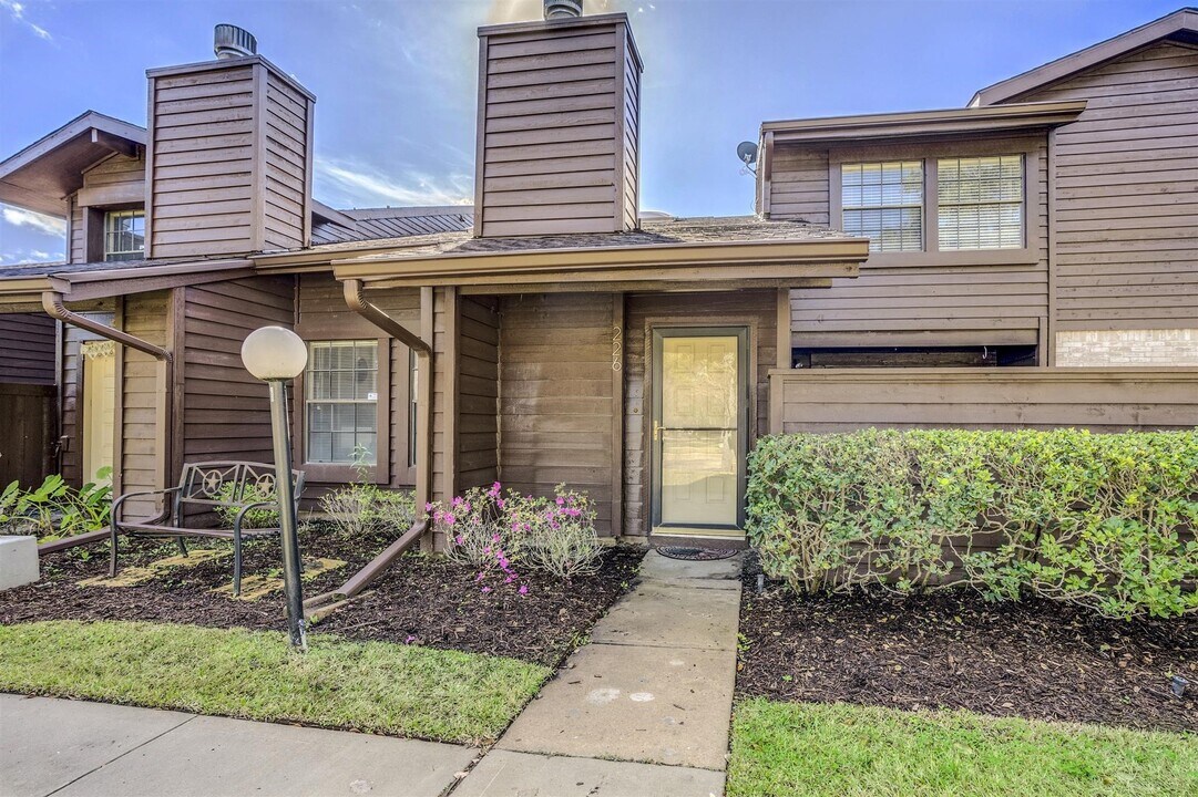 2611 Grants Lake Blvd in Sugar Land, TX - Building Photo