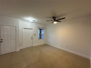 9345 SW 220th St in Cutler Bay, FL - Foto de edificio - Building Photo