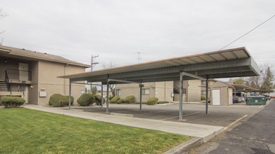 Pineview Apartments in Spokane, WA - Building Photo - Building Photo