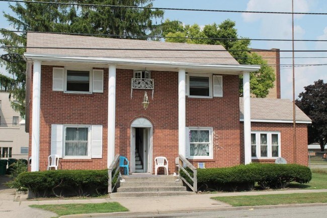 409 Cedar St in Niles, MI - Foto de edificio - Building Photo