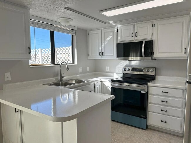 property at 1075 1400 W St