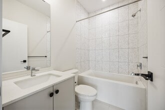 45505-45505 Campus Dr in Chilliwack, BC - Building Photo - Building Photo