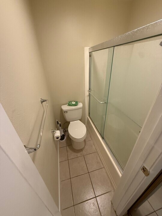 5585 E Pacific Coast Hwy in Long Beach, CA - Building Photo