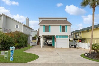 1114 Tiki Dr in Tiki Island, TX - Building Photo - Building Photo